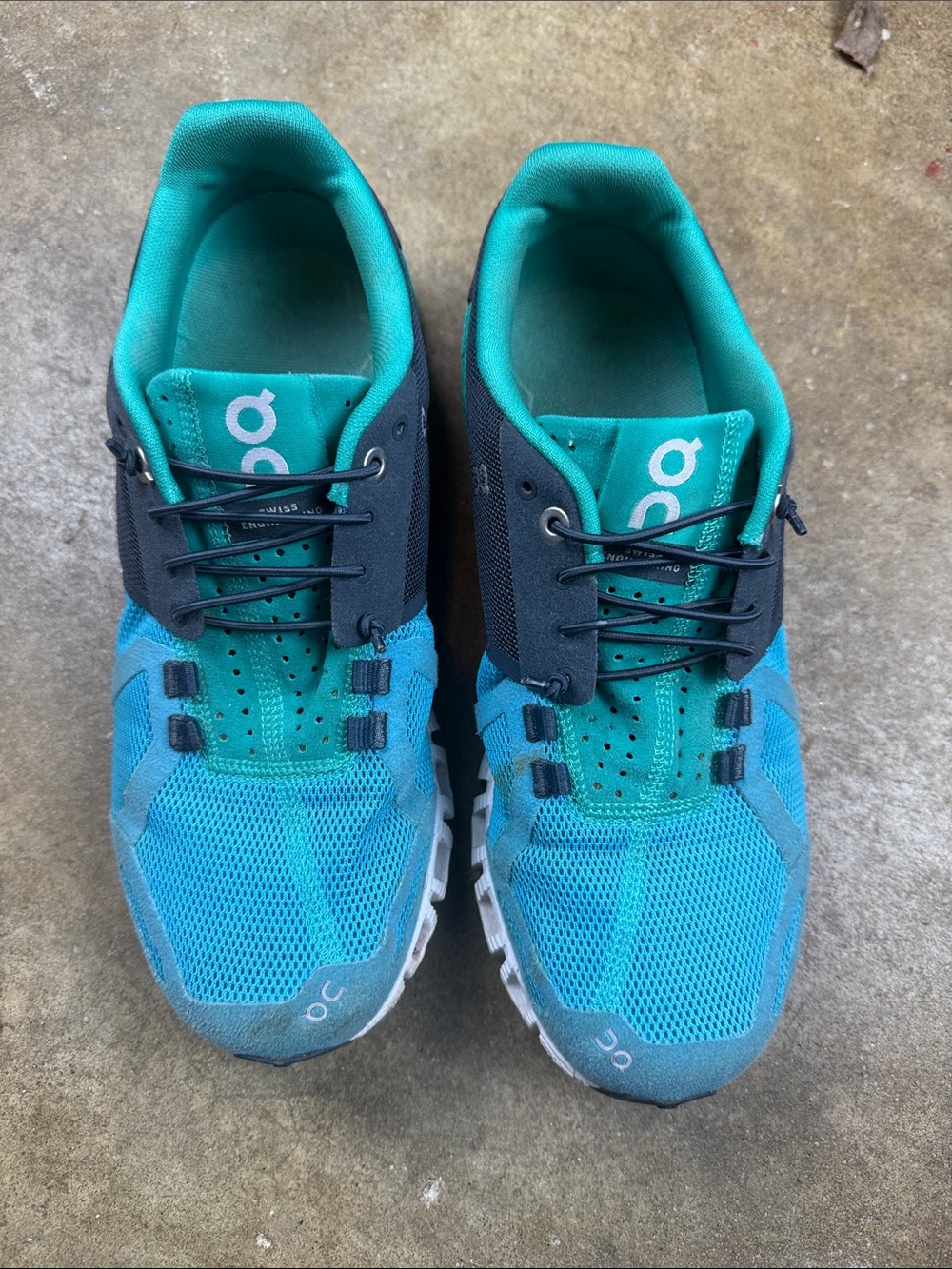 On Running Cloud Sneakers in Teal and Blue
Size: 8
